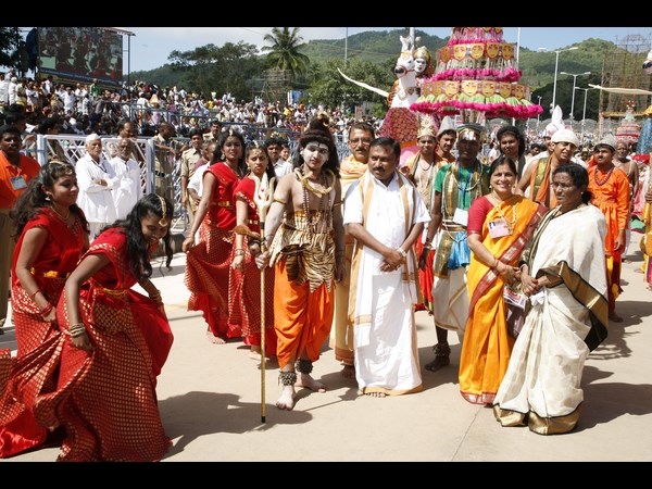 దేవతల వేషాధారణలో..