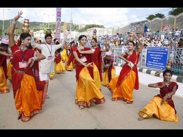 కళాకారుల నృత్యాలు