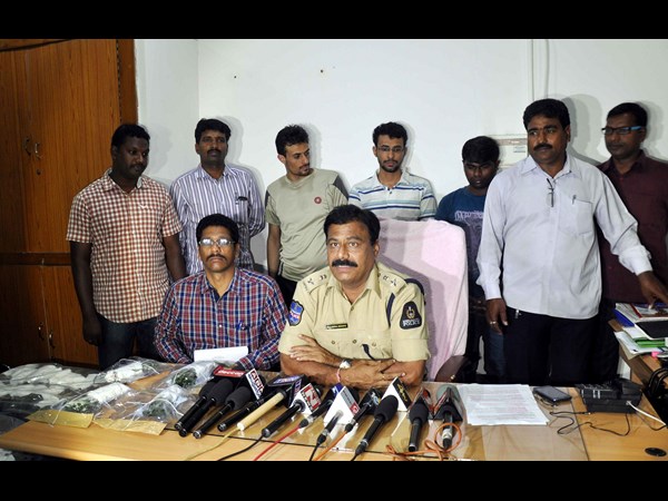 ముగ్గురి పట్టివేత