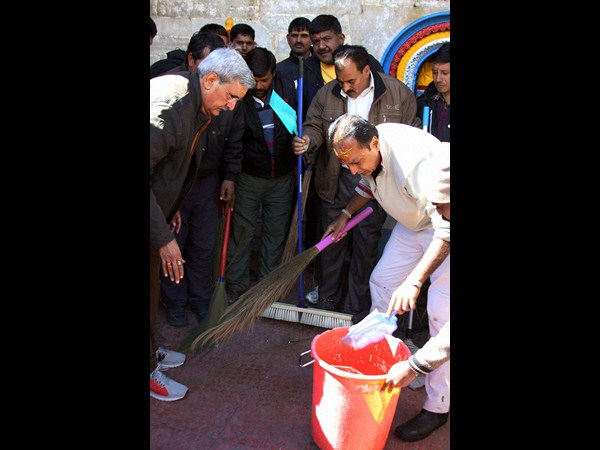 గుడిలో మళ్లీ చీపురుపట్టిన అనిల్ అంబానీ