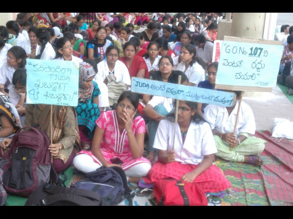 దిగిరాని జూడాలు: రాజయ్య అనుమానాలు
