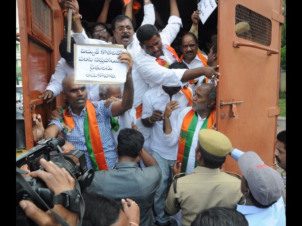 నేతల అరెస్ట్