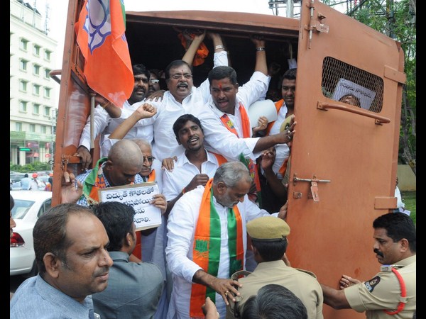 నేతల అరెస్ట్