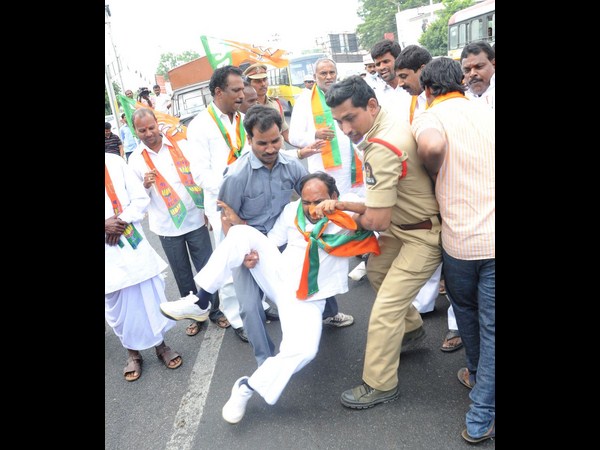 నేతల అరెస్ట్