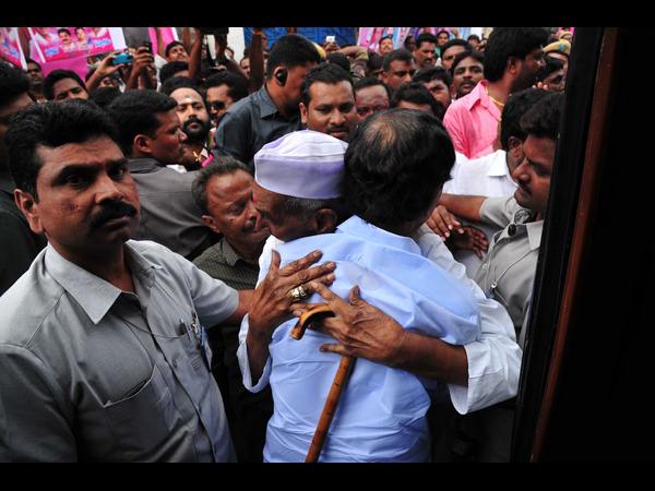 కెసిఆర్తో ఆలింగనం