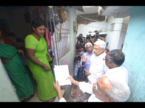 బాధితులతో కారత్