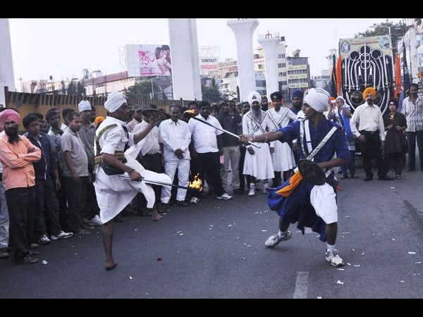 సికింద్రాబాద్లో కత్తులతో విన్యాసాలు చేసిన సిక్కులు
