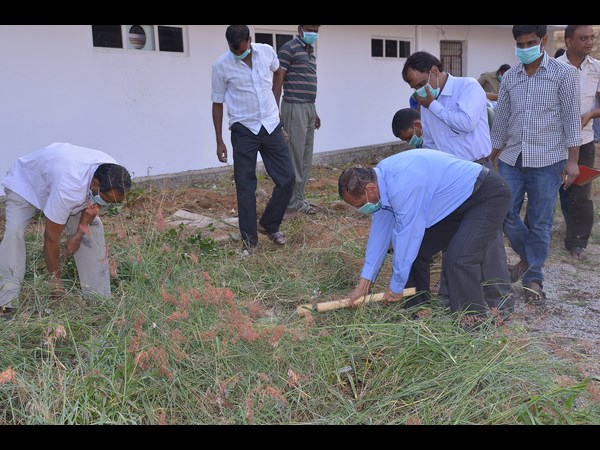 పార పట్టిన గవర్నర్