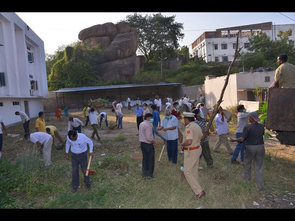 పార పట్టిన గవర్నర్