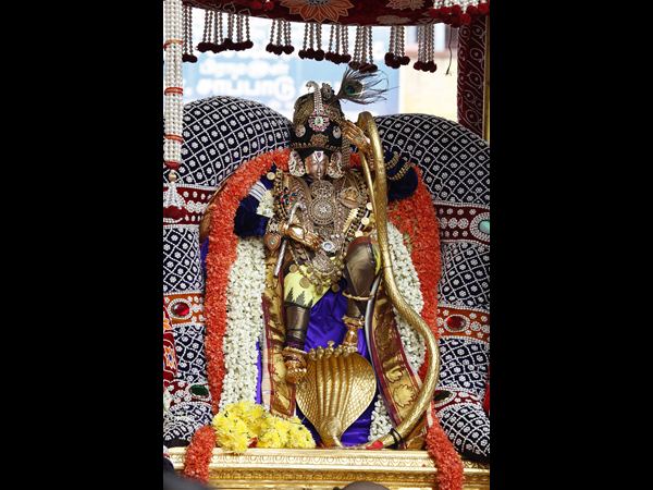 ముత్యాల పందిరిలో అమ్మవారి వైభవం