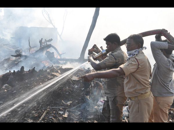 డంపింగ్ యార్డులో మంటలు.. శ్రమించిన అగ్నిమాపక సిబ్బంది