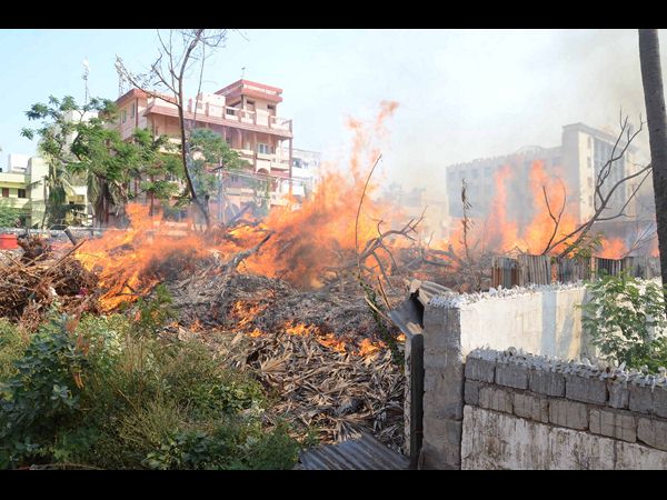 డంపింగ్ యార్డులో మంటలు.. శ్రమించిన అగ్నిమాపక సిబ్బంది