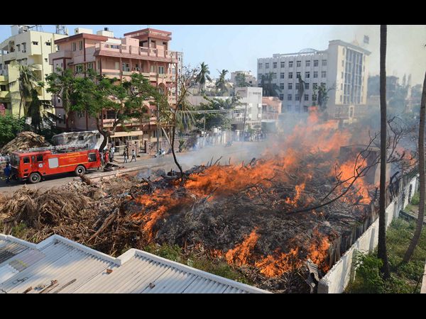 డంపింగ్ యార్డులో మంటలు.. శ్రమించిన అగ్నిమాపక సిబ్బంది