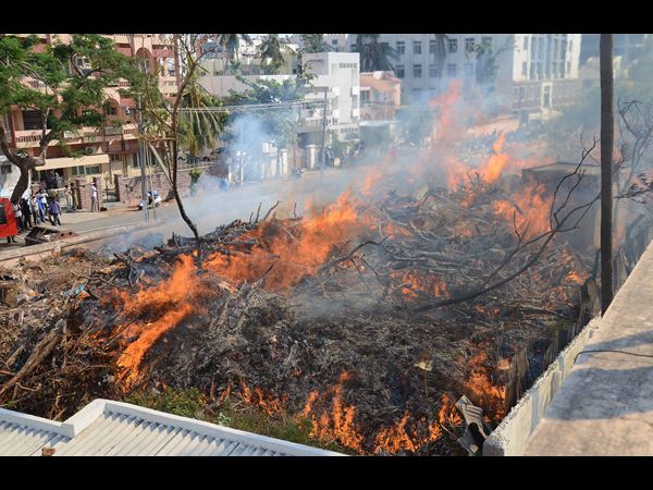 డంపింగ్ యార్డులో మంటలు.. శ్రమించిన అగ్నిమాపక సిబ్బంది