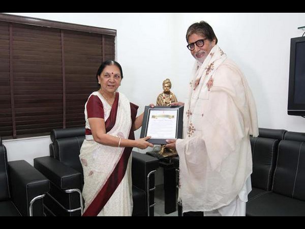 అమితాబ్ను మెచ్చుకున్న గుజరాత్ సీఎం ఆనందీబెన్ పటేల్