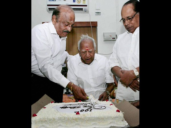 మాజీ జడ్జి జస్టిస్ వీఆర్ కృష్ణ అయ్యర్ కన్నుమూత