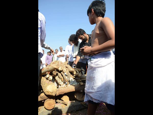 జానకిరాం చితి వద్ద..
