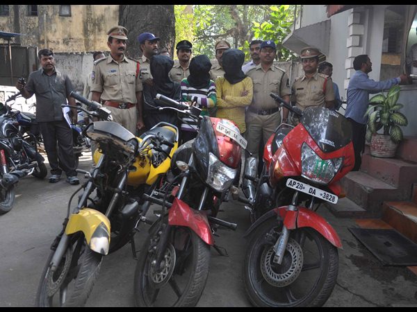 చైన్ స్నాచర్ల అరెస్ట్