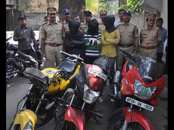 చైన్ స్నాచర్ల అరెస్ట్