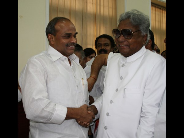 దివంగత సిఎం వైయస్తో..(ఫైల్)