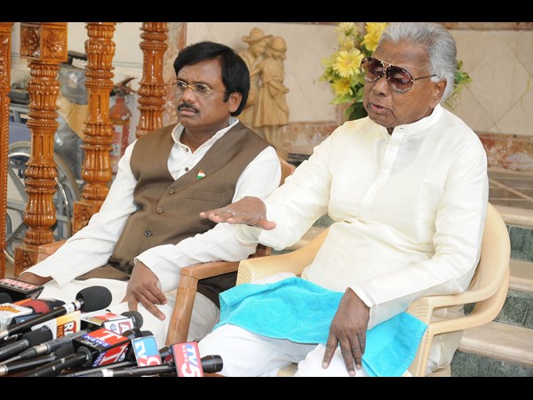 కొడుకు వివేక్తో కలిసి మీడియాతో..(ఫైల్)