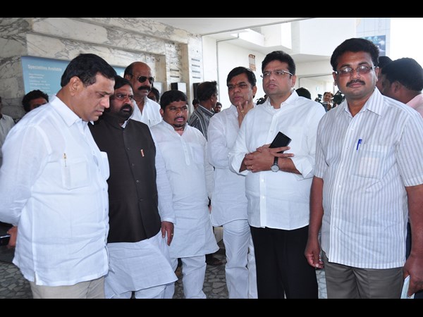 నేతల నివాళి