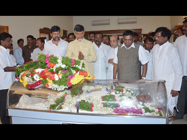 చంద్రాబు నివాళి