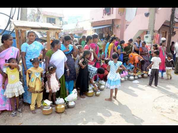 తీరంలో పూజలు