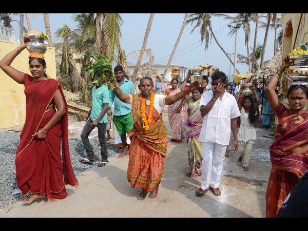 తీరంలో పూజలు