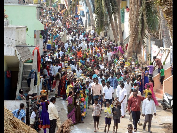 తీరంలో పూజలు