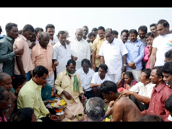తీరంలో పూజలు