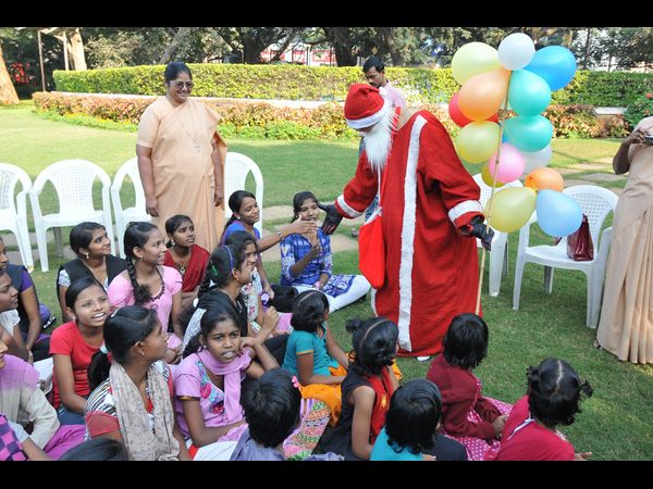 పార్కులో చిన్నారులతో మాజీ క్రికెటర్ లక్ష్మణ్