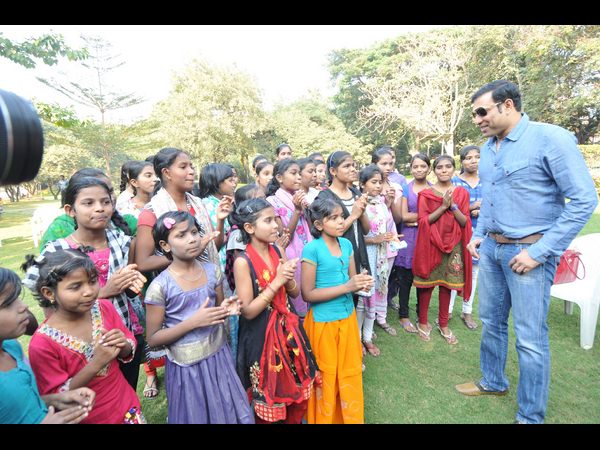 పార్కులో చిన్నారులతో మాజీ క్రికెటర్ లక్ష్మణ్