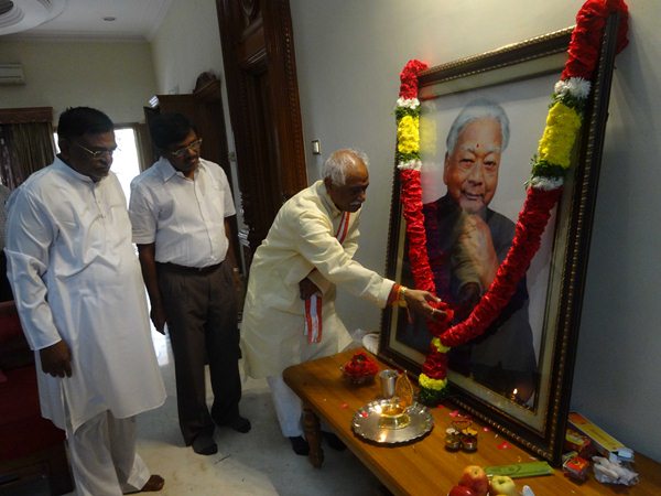 కాకా కుమారులను ఓదార్చిన దత్తాత్రేయ