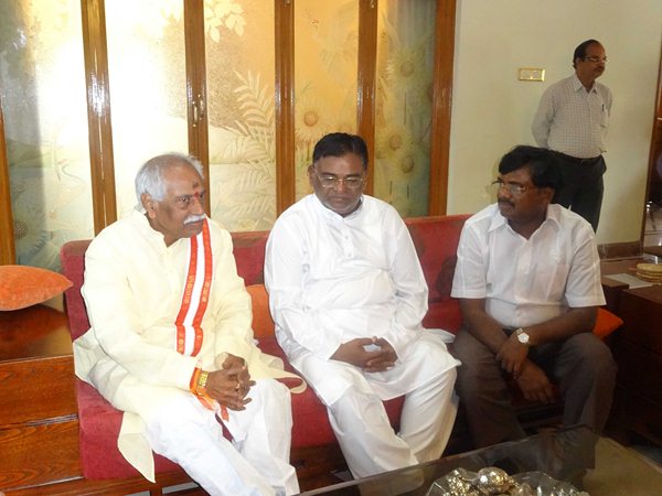 కాకా కుమారులను ఓదార్చిన దత్తాత్రేయ