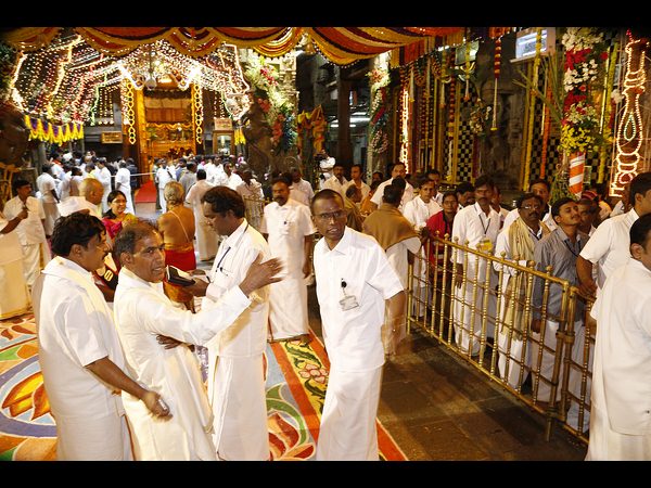 తిరుమలలో పోటెత్తిన భక్తులు