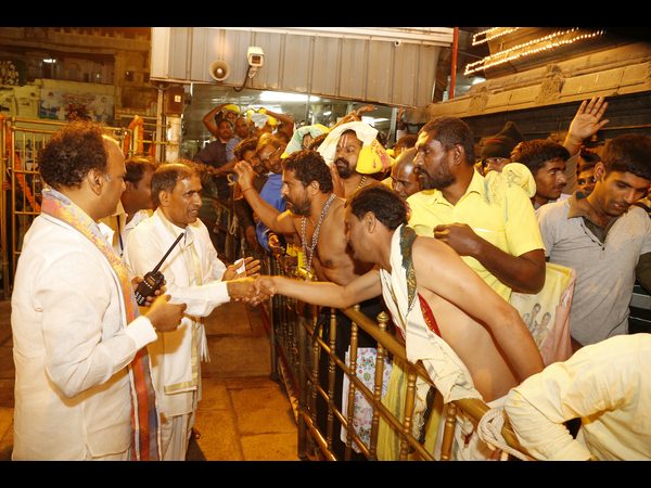 తిరుమలలో పోటెత్తిన భక్తులు