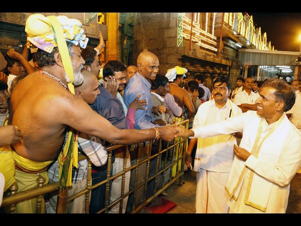 తిరుమలలో పోటెత్తిన భక్తులు
