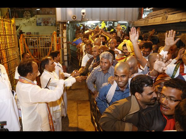 తిరుమలలో పోటెత్తిన భక్తులు