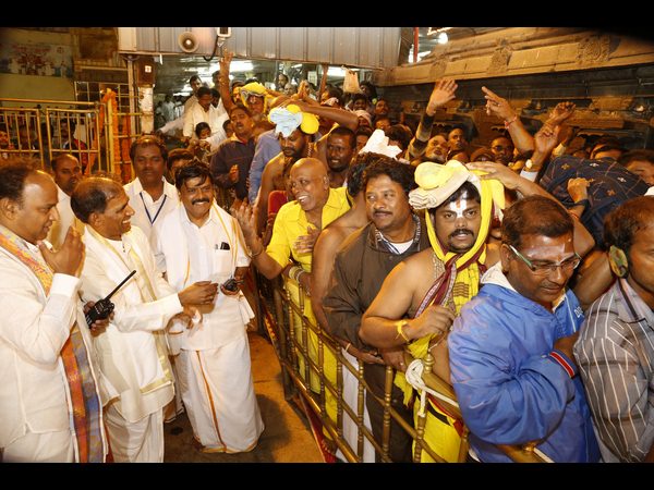 తిరుమలలో పోటెత్తిన భక్తులు