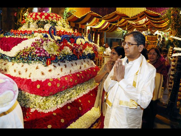 తిరుమలలో పోటెత్తిన భక్తులు