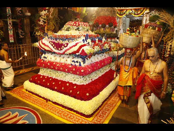 తిరుమలలో పోటెత్తిన భక్తులు