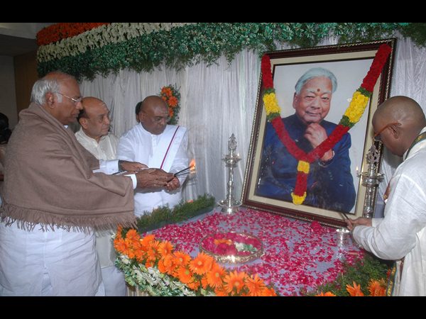 కాకాకు నివాళి