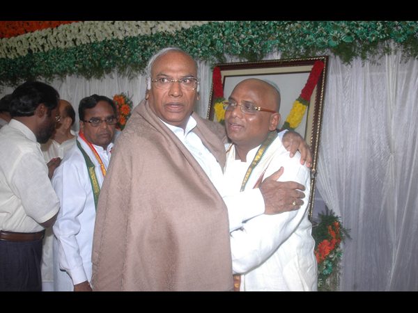 కాకా కుమారుడు వివేక్తో..