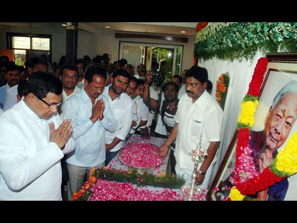 కాకాకు నేతల నివాళి