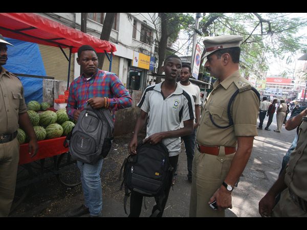 పోలీసుల చెకింగ్
