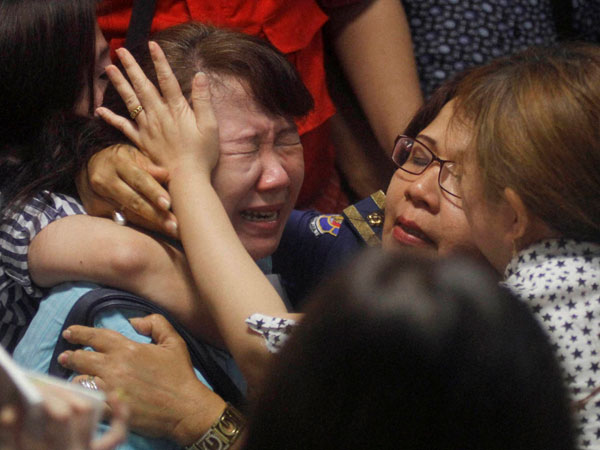 AirAsia flight QZ8501: Daughter of pilot appears on national TV in plea for public not to blame her father AirAsia flight QZ8501: Daughter of pilot appears on national TV in plea for public not to blame her father