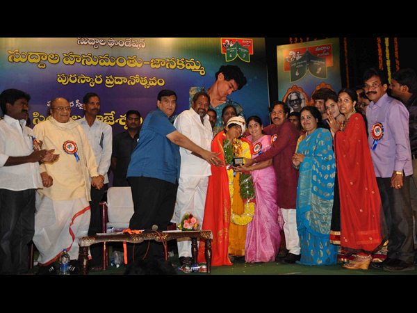 అవార్డు ప్రదానం