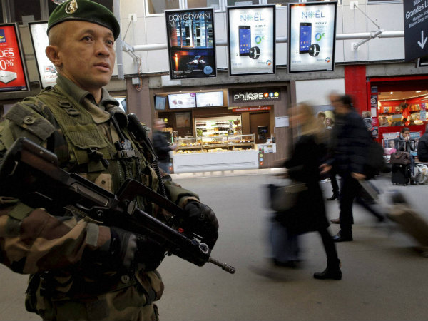 Fresh firing in Paris, one policeman seriously hurt Fresh firing in Paris, one policeman seriously hurt