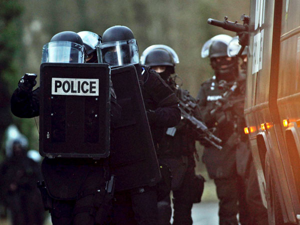 Police surround building where Charlie Hebdo attackers are holding one hostage, attackers want to die as martyrs Police surround building where Charlie Hebdo attackers are holding one hostage, attackers want to die as martyrs